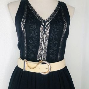 Forenza Belt Genuine cream Leather belt, women's size Medium 90's